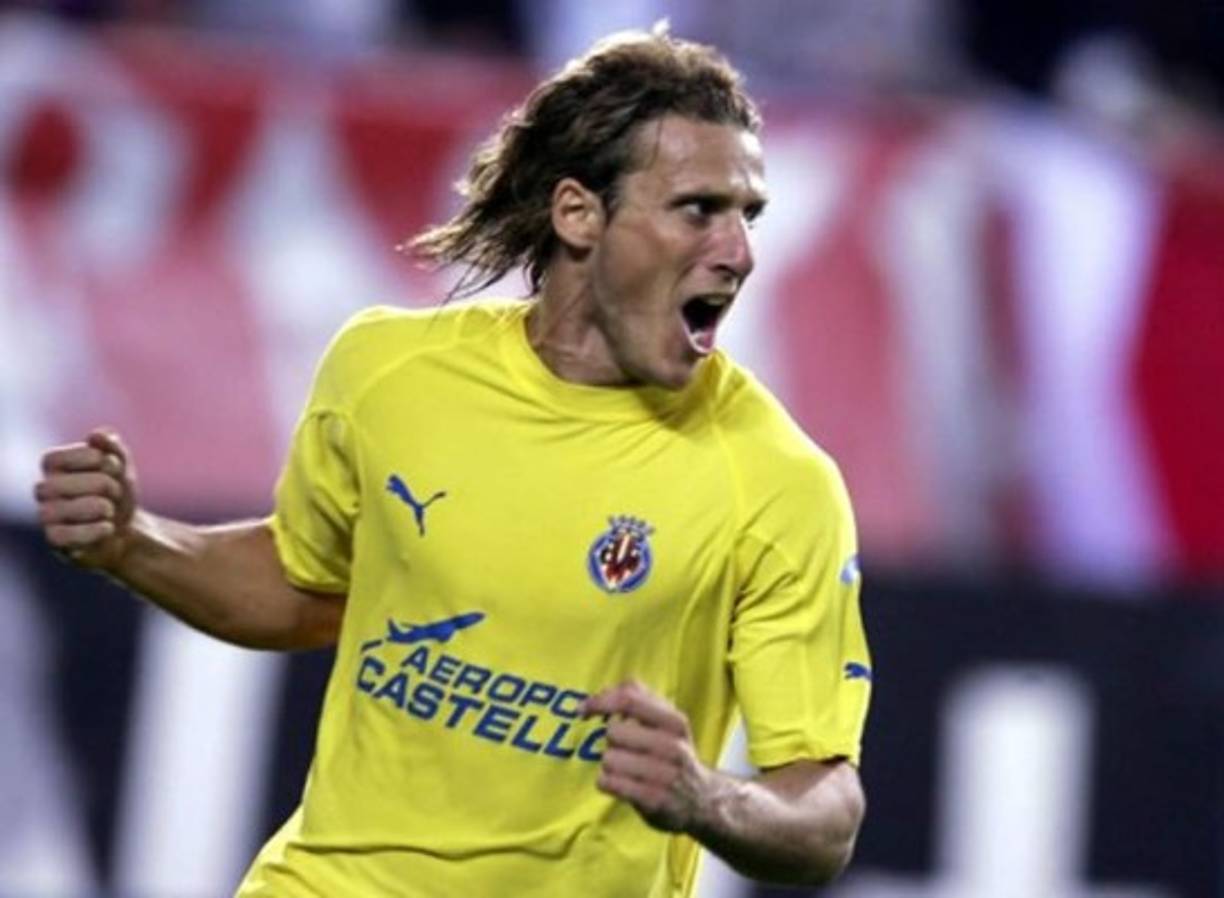 Diego Forlán. 2004. Del Manchester United al Villarreal por 3 millones de euros. 2007 del Villarreal al Atlético de Madrid por 21 millones.