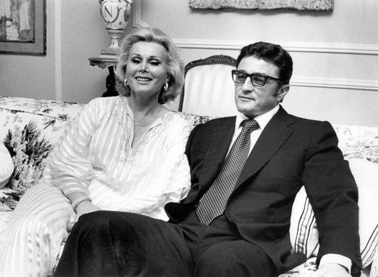 Si Ruth Handler fue la madre de Barbie, su padre fue Jack Ryan. Los dos tenían un ego descomunal y la relación terminó por pudrirse. Gracias a los derechos de autor, Ryan se convirtió en millonario y excéntrico. Vivía en una mansión, tenía su propio coche de bomberos e instaló un castillo en su jardín. Tenía problemas con el alcohol y las drogas. También con las mujeres (se casó cinco veces, una de ellas con la actriz Zsa Zsa Gabor). En 1974, interpuso una demanda por impago. El proceso duró cinco años y él terminó ganando, pero jamás volvió a crear un juguete.