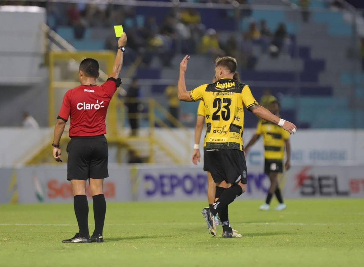 El árbitro Armando Castro le muestra tarjeta amarilla al defensa argentino Sebastián Hernández.