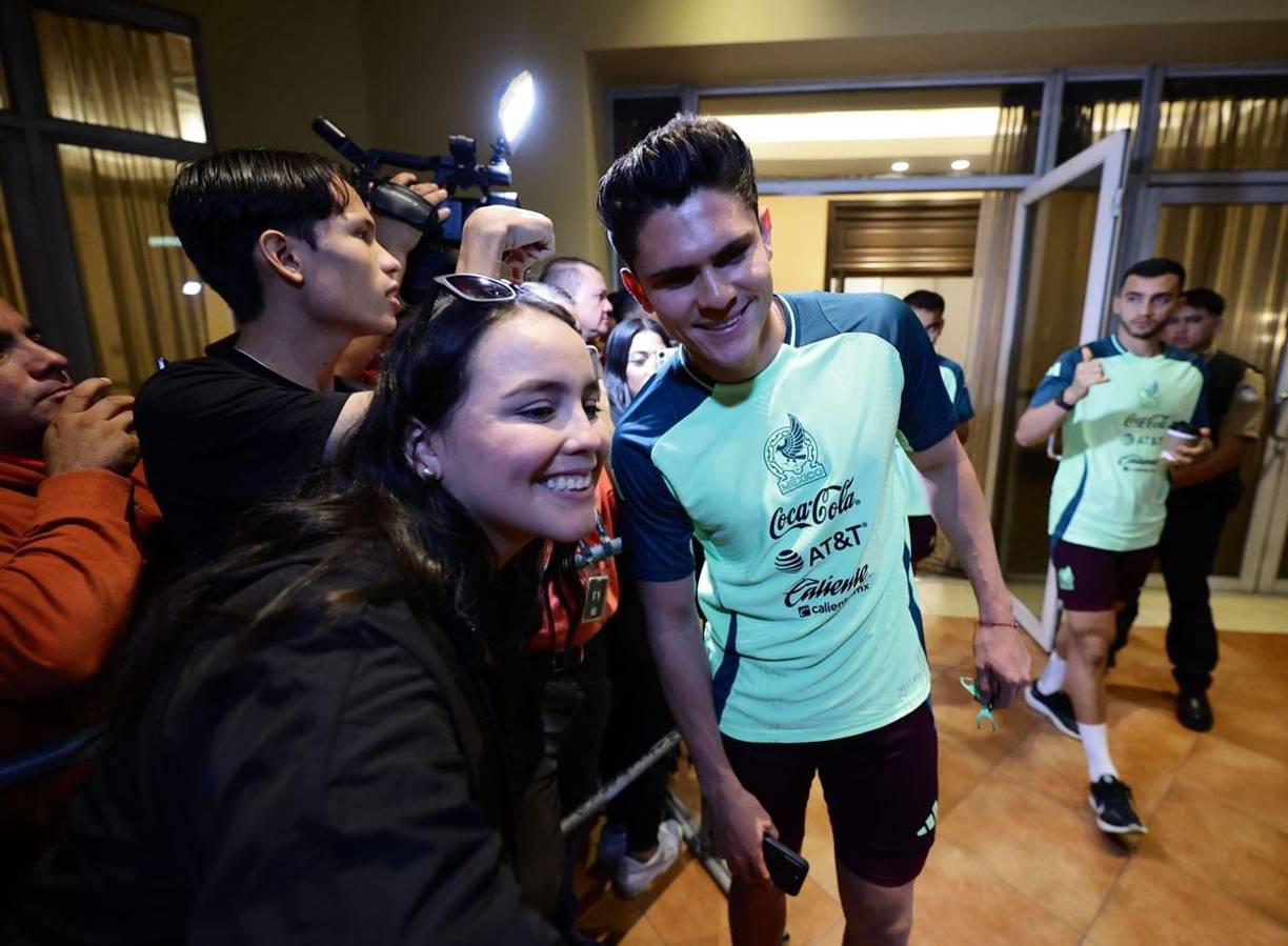 Varios aficionados llegaron a la entrada del hotel donde se concentra la selección mexicana para tomarse fotos con algunos jugadores del Tri.