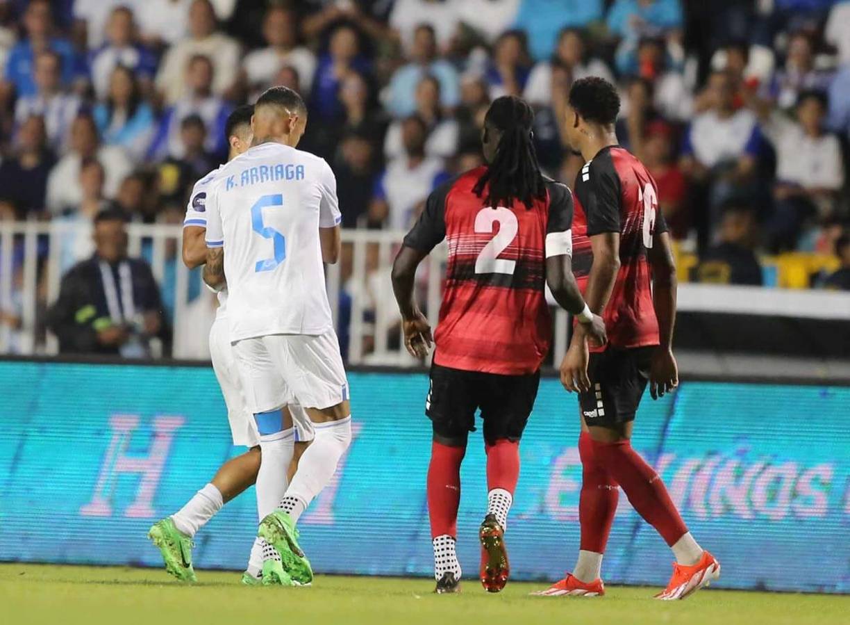 El ‘Bicho’ Palma quería pelear con Alvin Jones, pero a tiempo llegó Kervin Arriaga para sujetarlo.