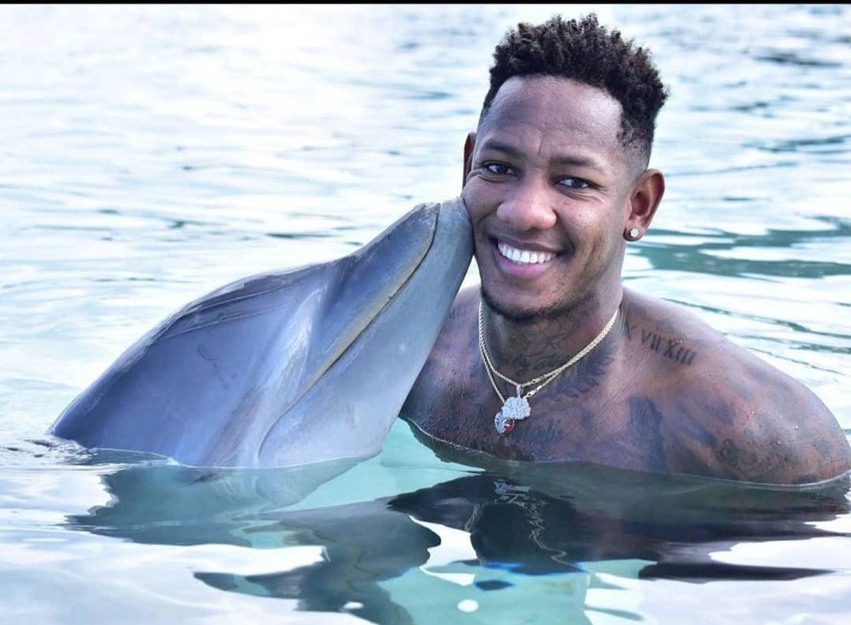 ¿Un lugar para pasar vacaciones?, fue otras de las preguntas para Romell Quioto y el futbolista respondió: “Roatán.”