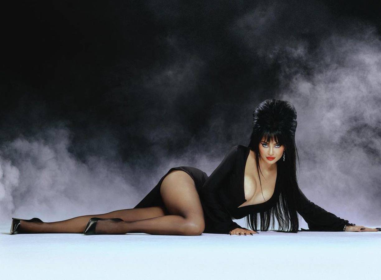 La celebridad televisiva y empresaria Kylie Jenner luciendo como Elvira del filme “<i>Elvira</i>, reina de las tinieblas” de 1988. Anteriormente se había mostrado en redes sociales como la novia de Frankenstein. 