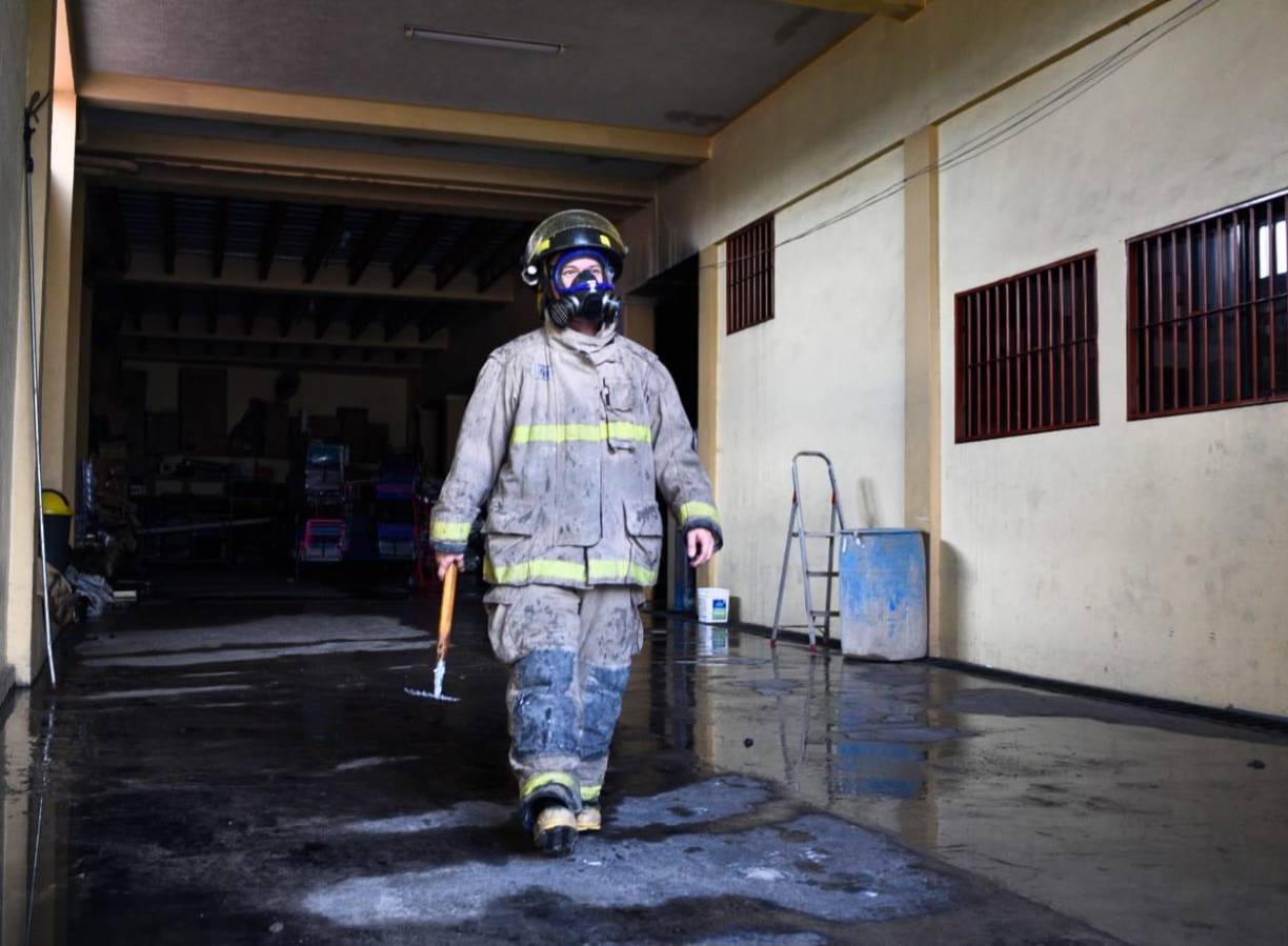 Los bomberos trabajaron toda la noche del martes a fin de apagar por completo el incendio y a eso de las 9:00 am de este día, se pudo controlar por completo.