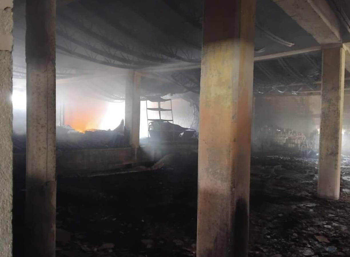 Los propietarios del negocio dijeron que el incendio se detectó a las 12:15 del mediodía del martes en el segundo piso del edificio, en donde almacenaban estantes de plástico.