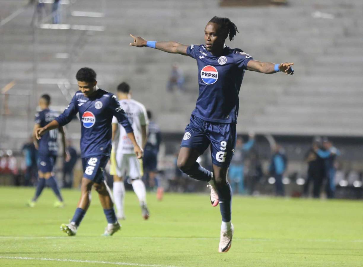 Y dos minutos después de la expulsión, Román Rubilio Castillo anotó su doblete tras un gran centro de Droopy Gómez, el delantero la bajó de pecho y la remató con su derecha para liquidar a Gerson Argueta.