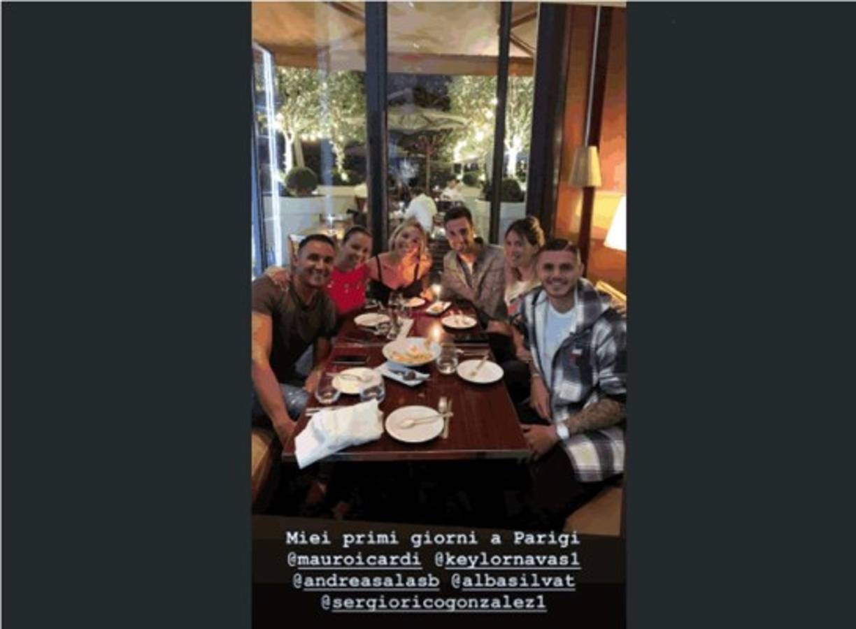 Una vez finalizado el partido, Mauro Icardi y Wanda Nara se fueron del estadio directo a cenar con sus nuevos amigos, Keylor Navas y su esposa Andrea Salas.