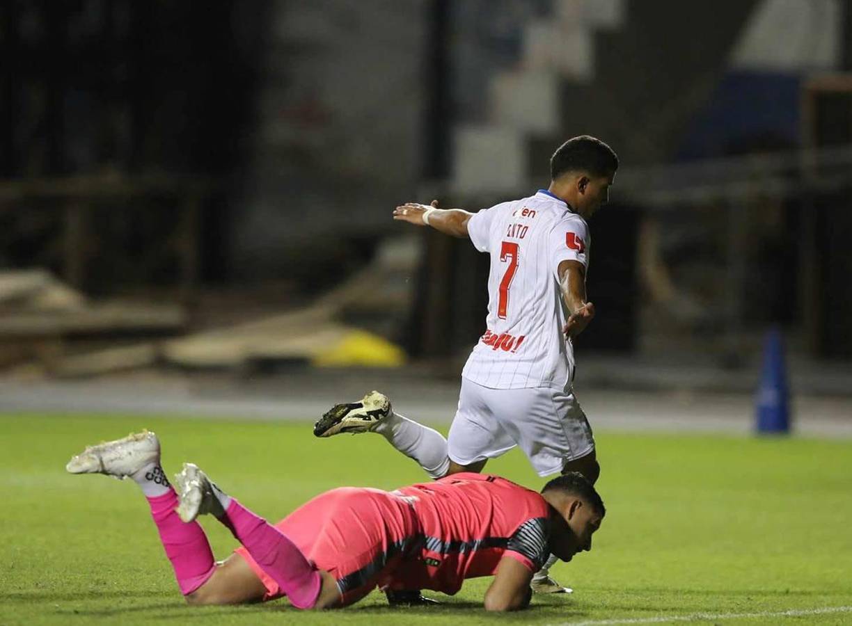 José Mario Pinto fusiló a Harold Fonseca que quedó tendido en el suelo en el 2-0 del Olimpia.