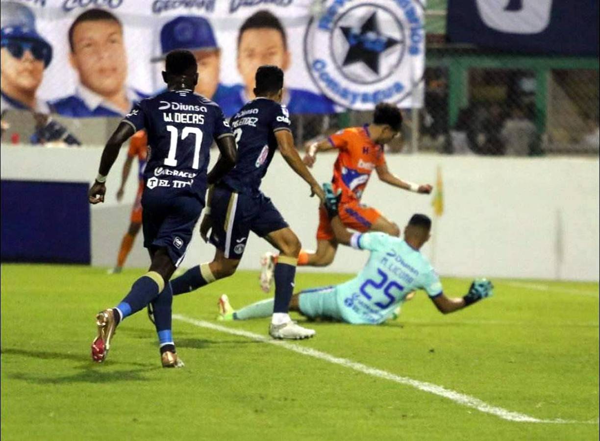 El joven Jefryn Macías dejó acostado a Marlon Licona para abrir el marcador a favor de la UPN.