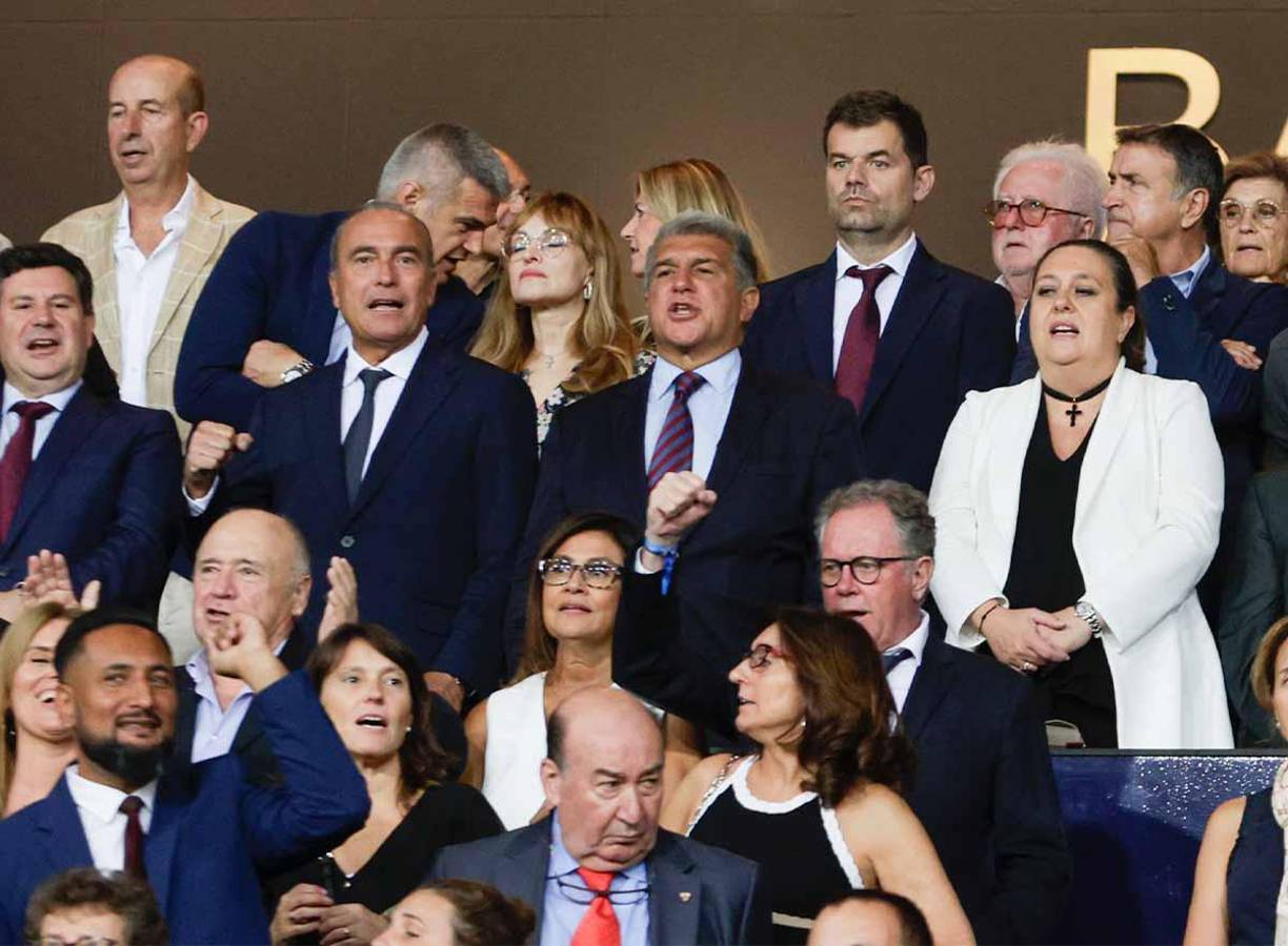 Encabezado por Joan Laporta, la directiva del Barcelona estuvo en el estadio. No fueron acompañados por los del Sevilla. 