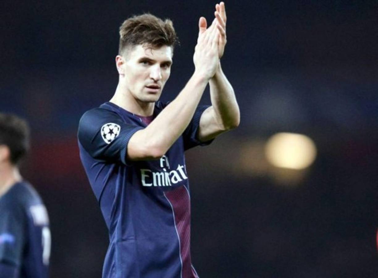 Nasser al-khelaifi jeque del París Saint Germain se encuentra en Madrid para tratar ciertos asuntos de negocios correspondientes a la gestión del conjunto francés y ya de paso podría estar en la capital de España para negociar con el Real Madrid el traspaso de uno de los jugadores de la actual plantilla dirigida por Unai Emery. Según informa el diario AS, el Real Madrid estaría interesado en Thomas Meunier lateral derecho belga de 25 años que llegaría el conjunto blanco para ser el suplente de Dani Carvajal tras la marcha de Danilo este verano al Manchester City.