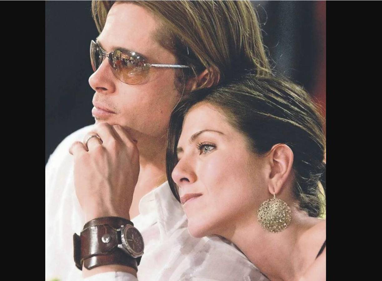 La traición y el abandono de Brad Pitt dejó a Jennifer Aniston con el corazón roto. Así lo dijo la actriz en una entrevista con Vanity Fair. “El mundo quedó sorprendido y yo me quedé sorprendida”, dijo Aniston. La actriz contó que Brad le había dicho que quería resolver lo que quería en la vida, como hombre soltero, y que “no se trataba de otra mujer”.<b> </b>Sin embargo, Brad Pitt ya había sido fotografiado junto con el hijo adoptivo de Angelina, Maddox, en un playa el 29 de abril de 2005.
