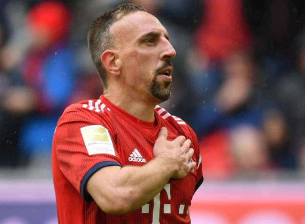 El diario francés L'Equipe apunta que el extremo Franck Ribéry habría recibido una oferta del Mónaco. El extremo francés según el medio galo habría decidido rechazar la oferta del club monegasco.