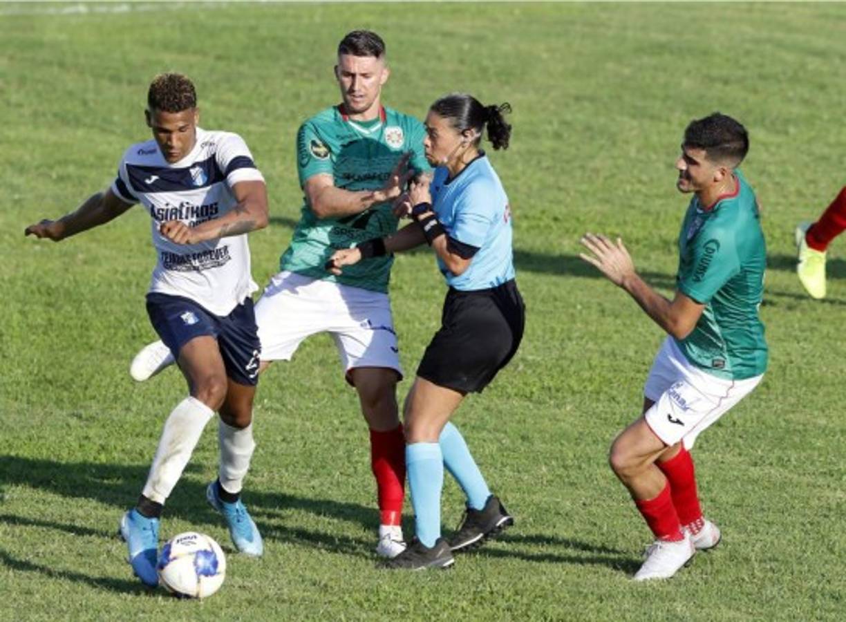 La árbitro Melissa Pastrana se llevó un fuerte golpe tras chocar con el defensa argentino del Marathón, Esteban Espíndola.