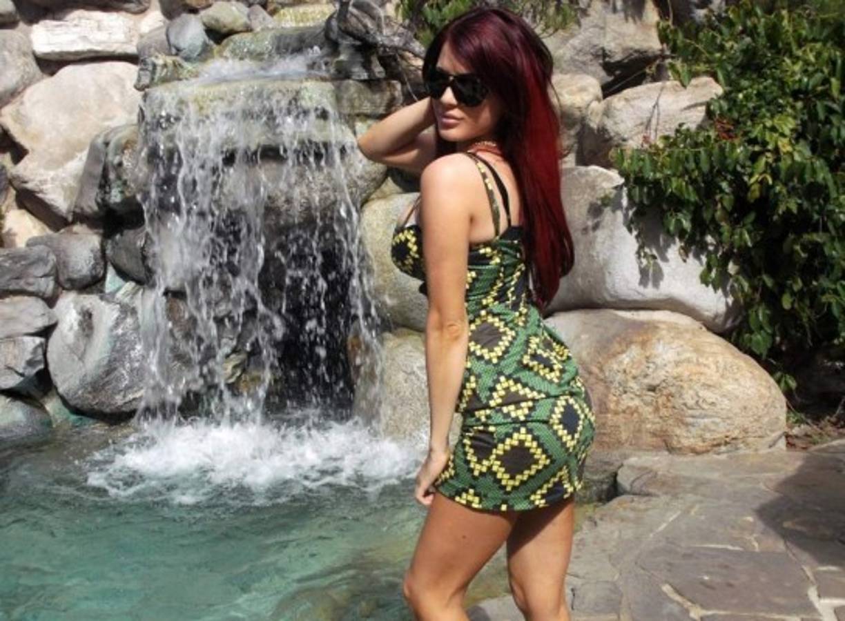Carla Howe es una chica que causa furor en los lugares que visita.
