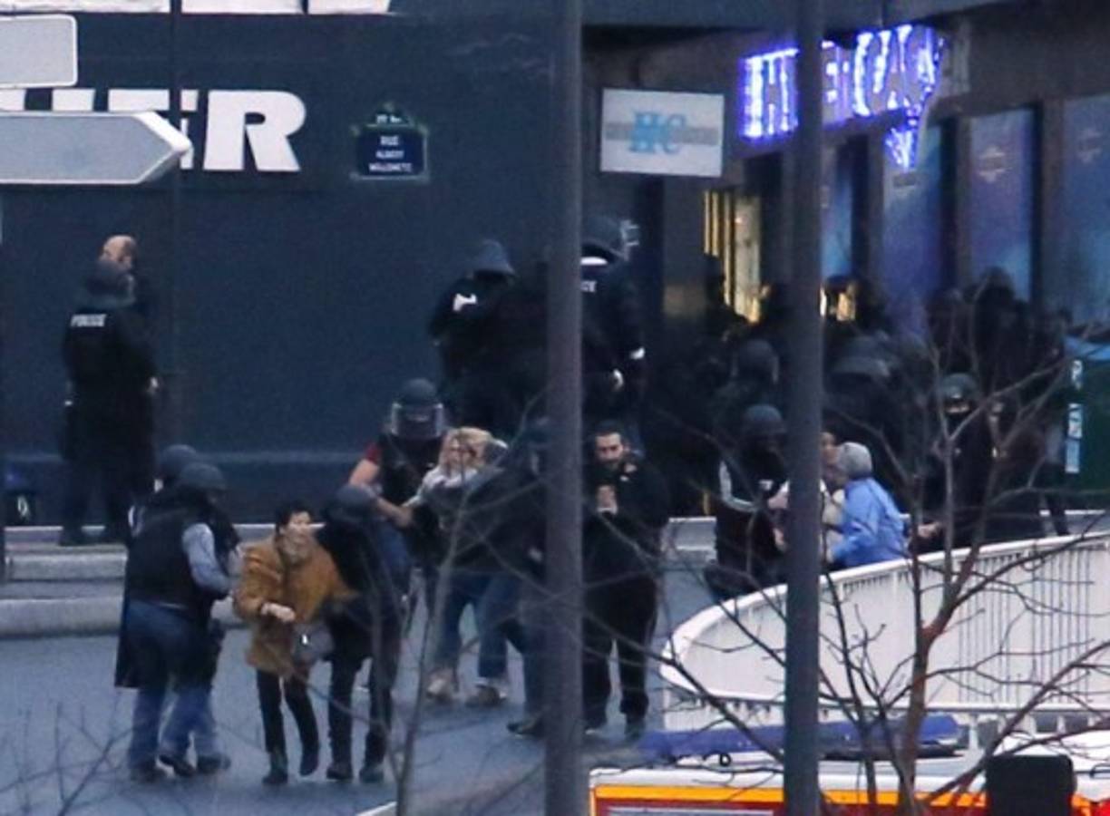 Miembros de la policía francesa evacuan a los retenidos en Porte de Vincennes en París (Francia).