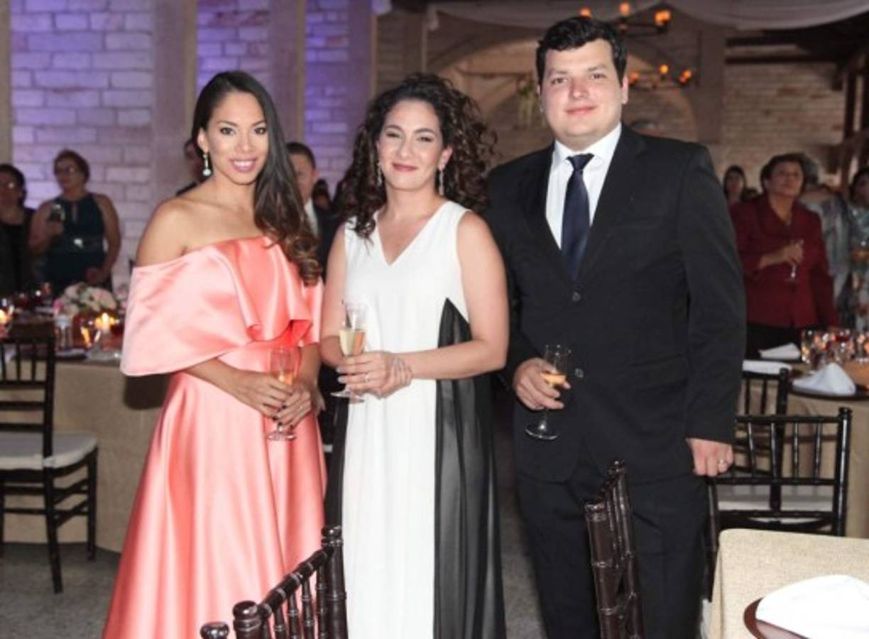 Jackie Pineda con Paulina y José Armando Sacaza.