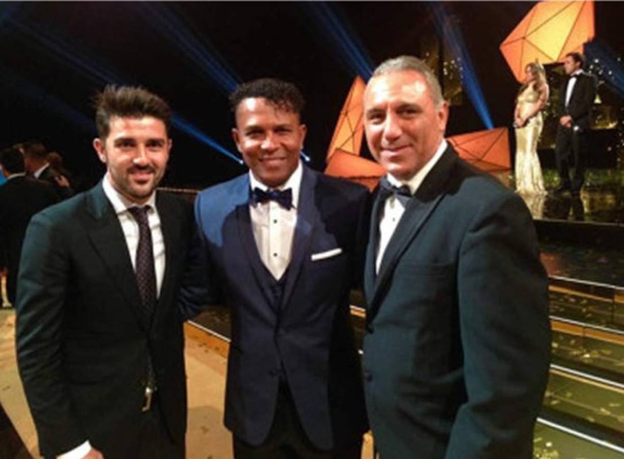 El artillero Carlos Pavón junto a David Villa y el búlgaro Hristo Stoichkov.