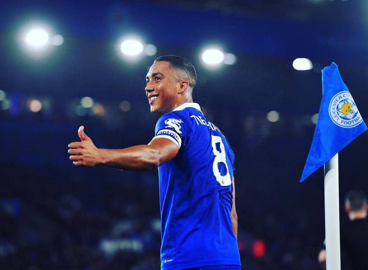 El Arsenal se prepara para realizar una oferta de 24 millones de euros por el centrocampista belga Youri Tielemans. El volante finaliza contrato con el Leicester City en el 2023.