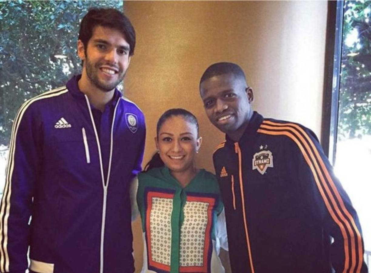 El volante hondureño Boniek García del Houston Dynamo y su amada esposa junto al brasileño Kaká.