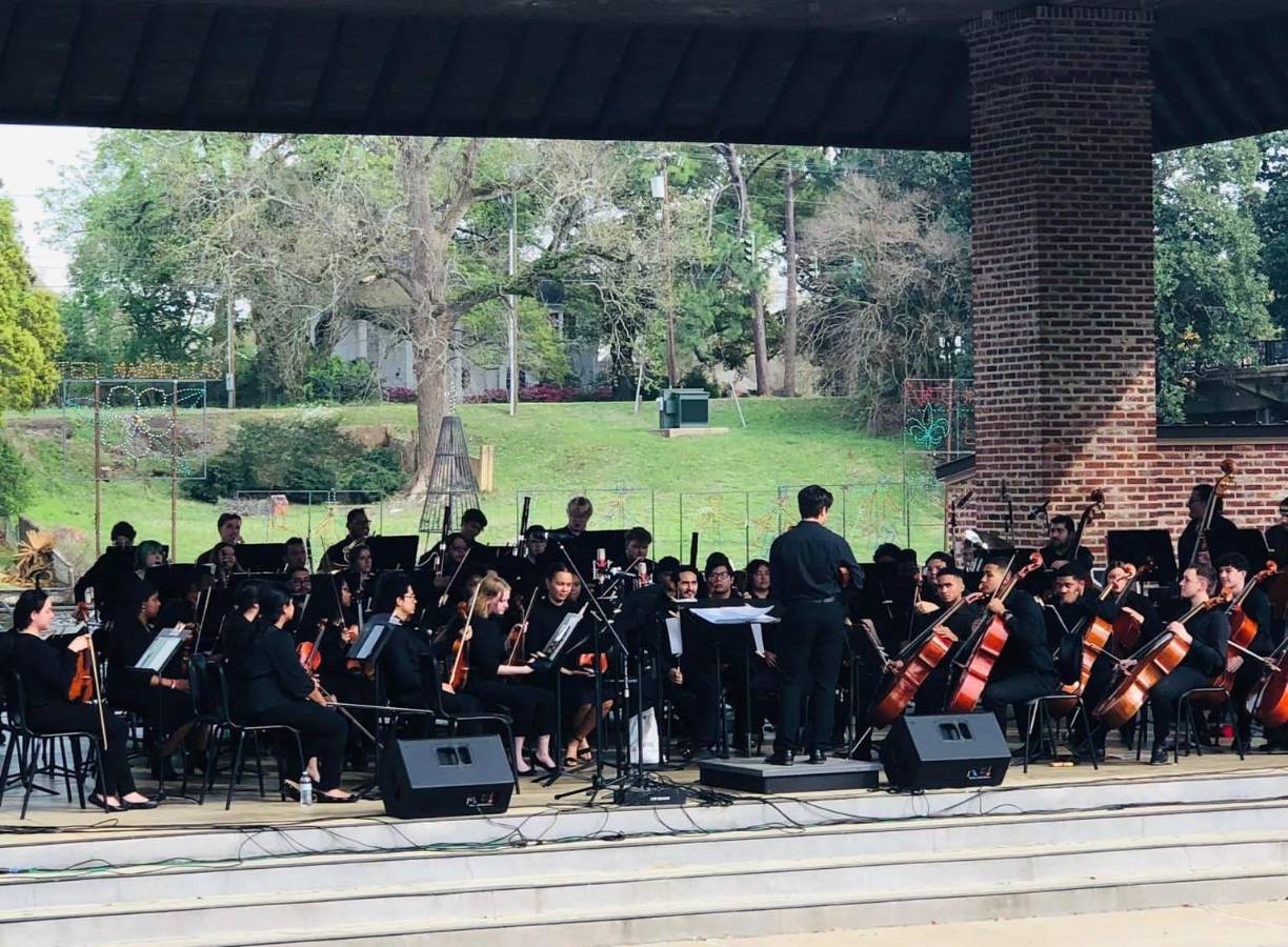 Durante sus tres años en Natchitoches, ciudad donde está ubicada la universidad, ha tenido la oportunidad de tocar en diversas orquestas de Luisiana y estados vecinos.