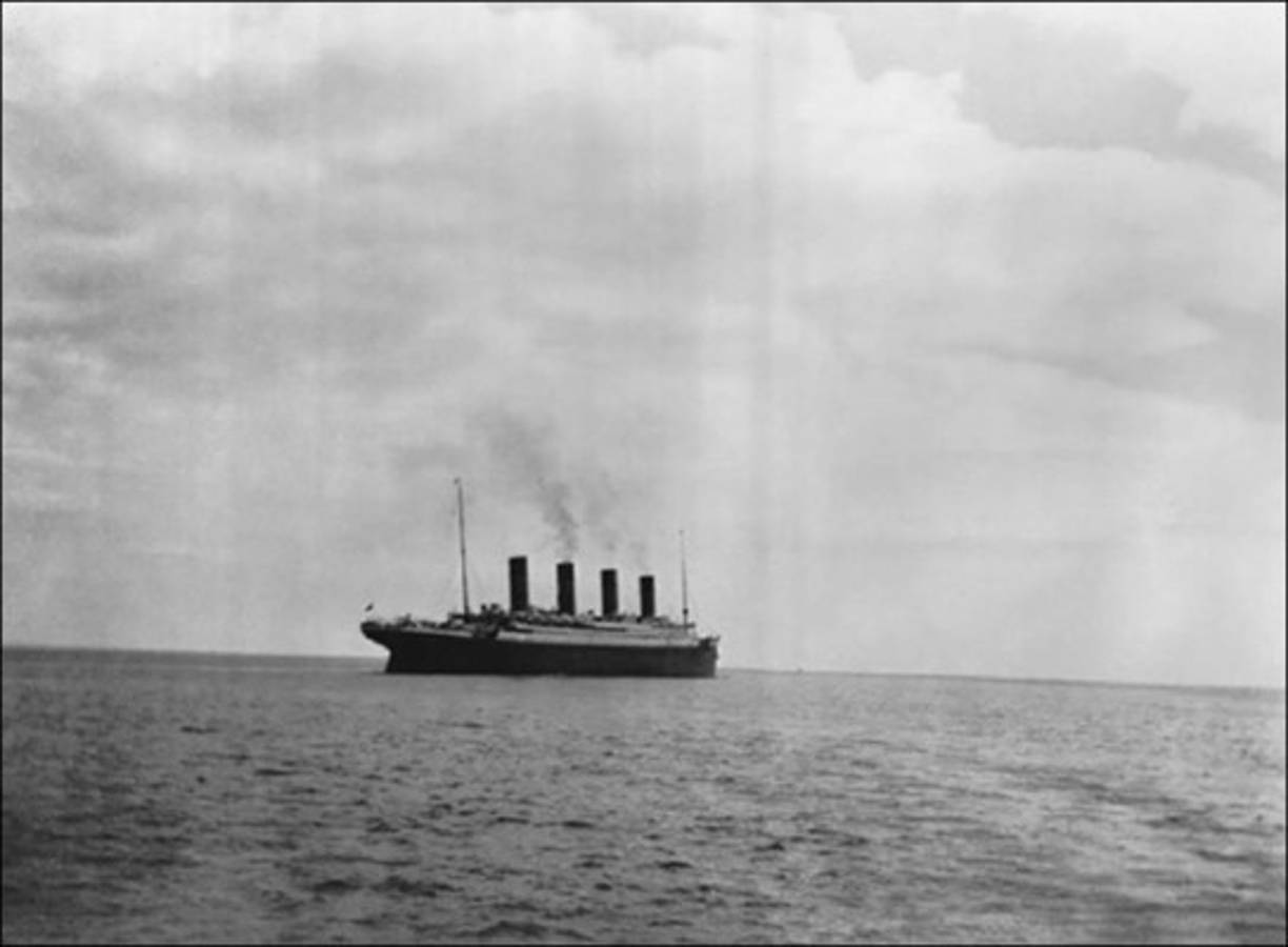La última foto del Titanic navegando en el agua en 1912.
