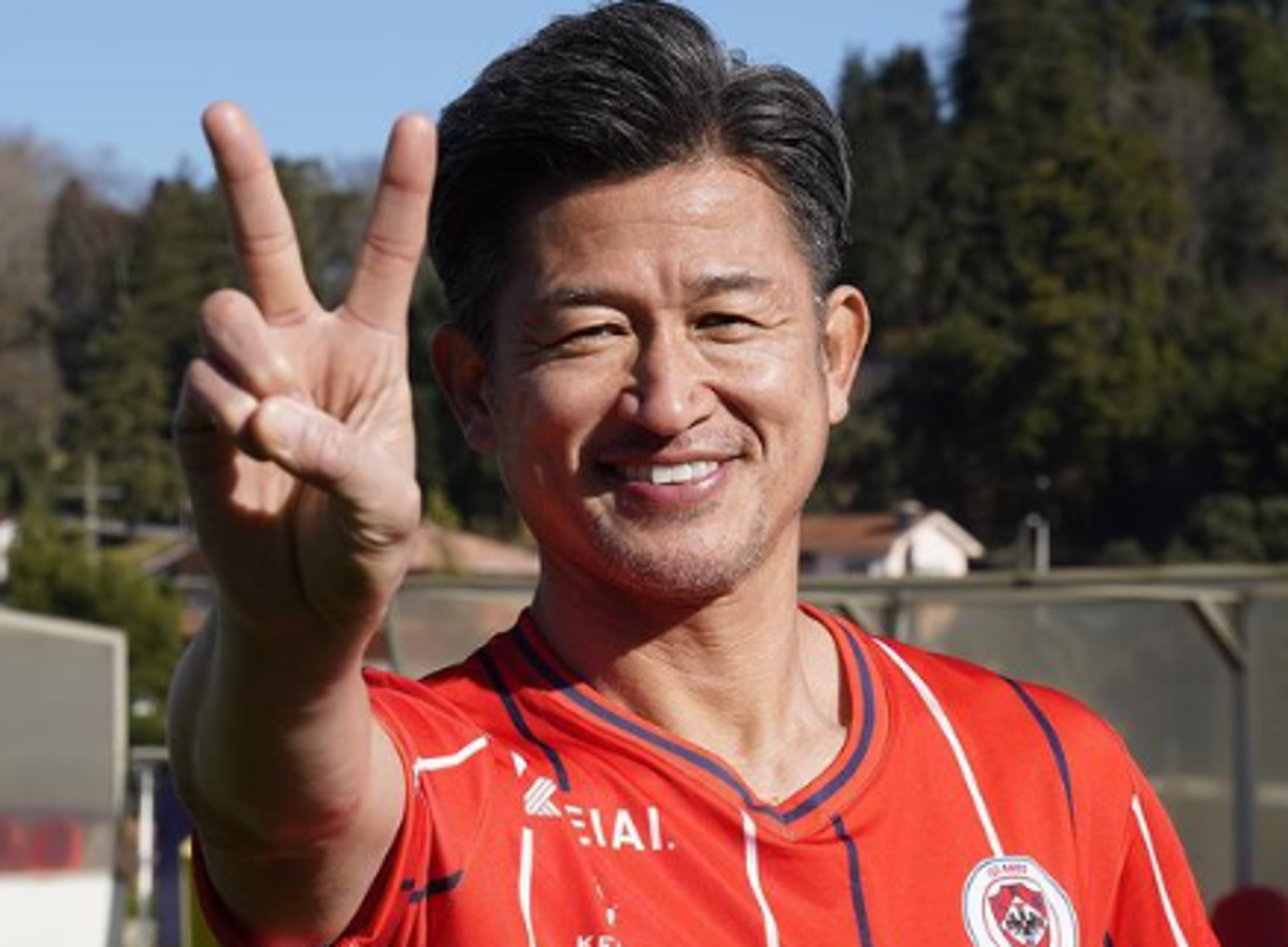 Y nueve minutos más tarde se vendría el debut de Miura. Al saltar al terreno de juego, recibió una gran ovación de su afición e introdujo su nombre en los libros de historia del deporte de Portugal al jugar con 56 años, un mes y 24 días.