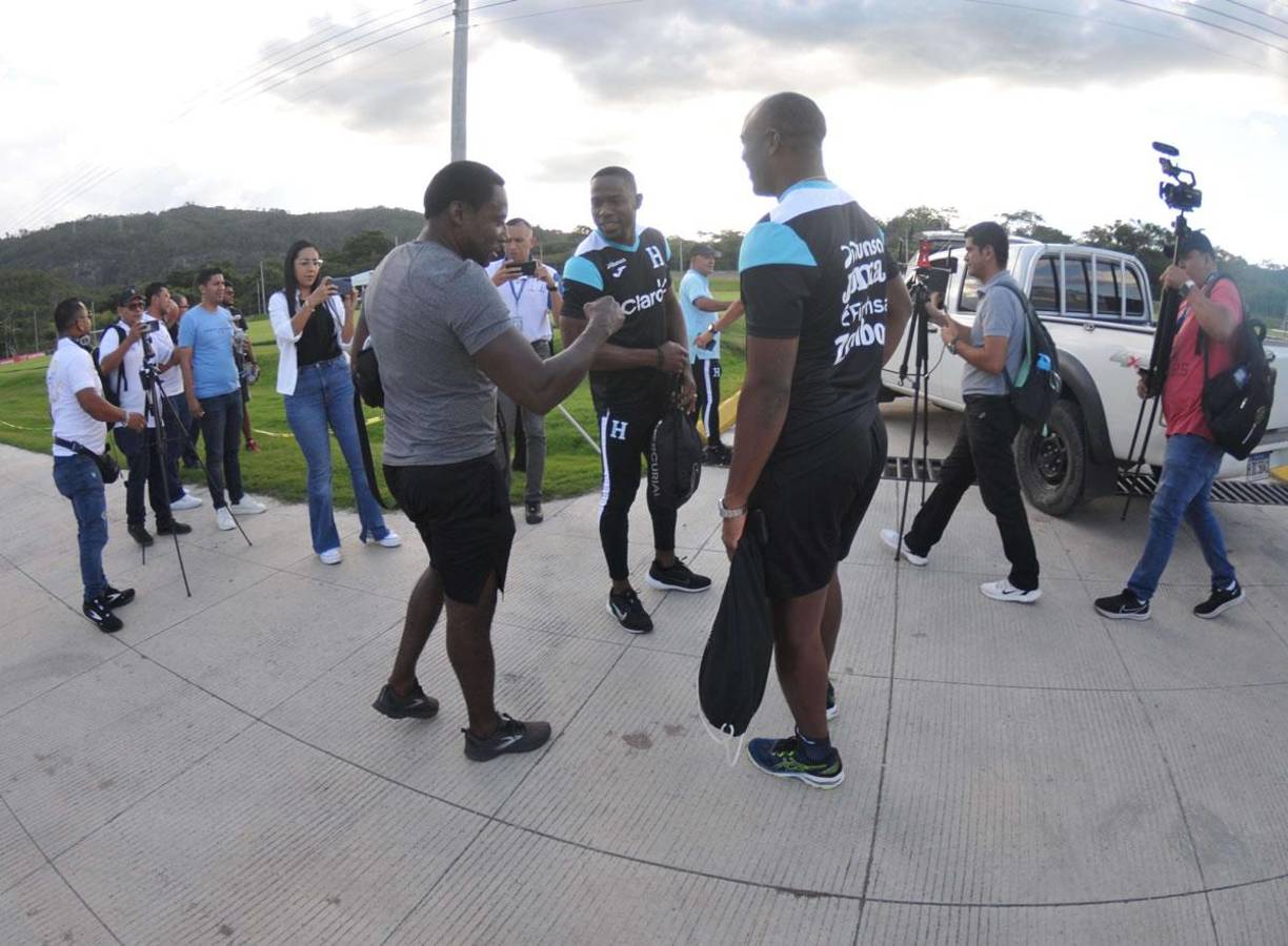 Los periodistas y el cuerpo técnico de la Bicolor en el que también está David Suazo y Maynor Figueroa, han mantenido las bromas y los saludos tras la llegada de ambos exjugadores.