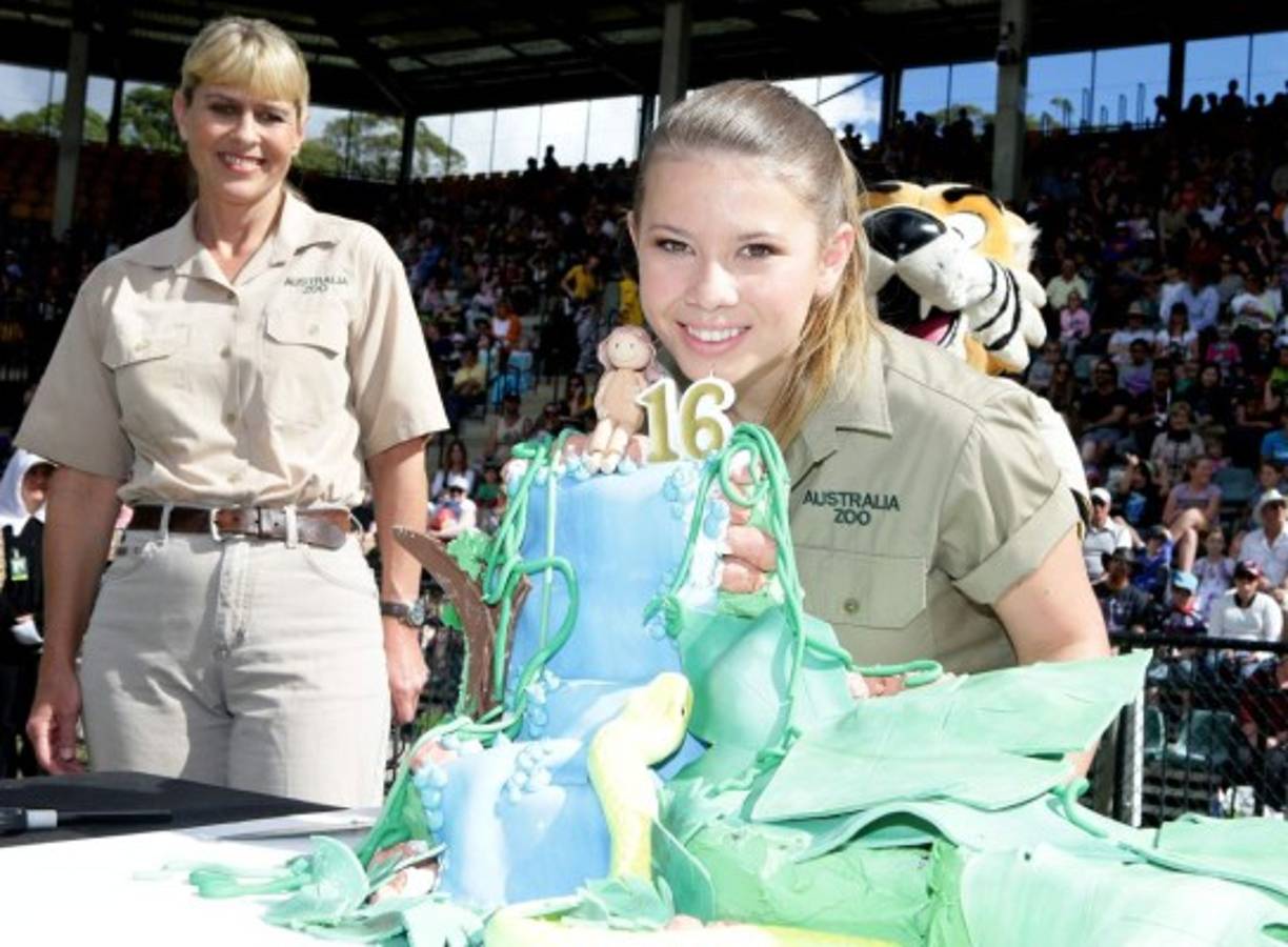 Bindi Irwin durante la celebración de sus 16 años con un pastel alusivo a su pasatiempo: cuidar a los animales.