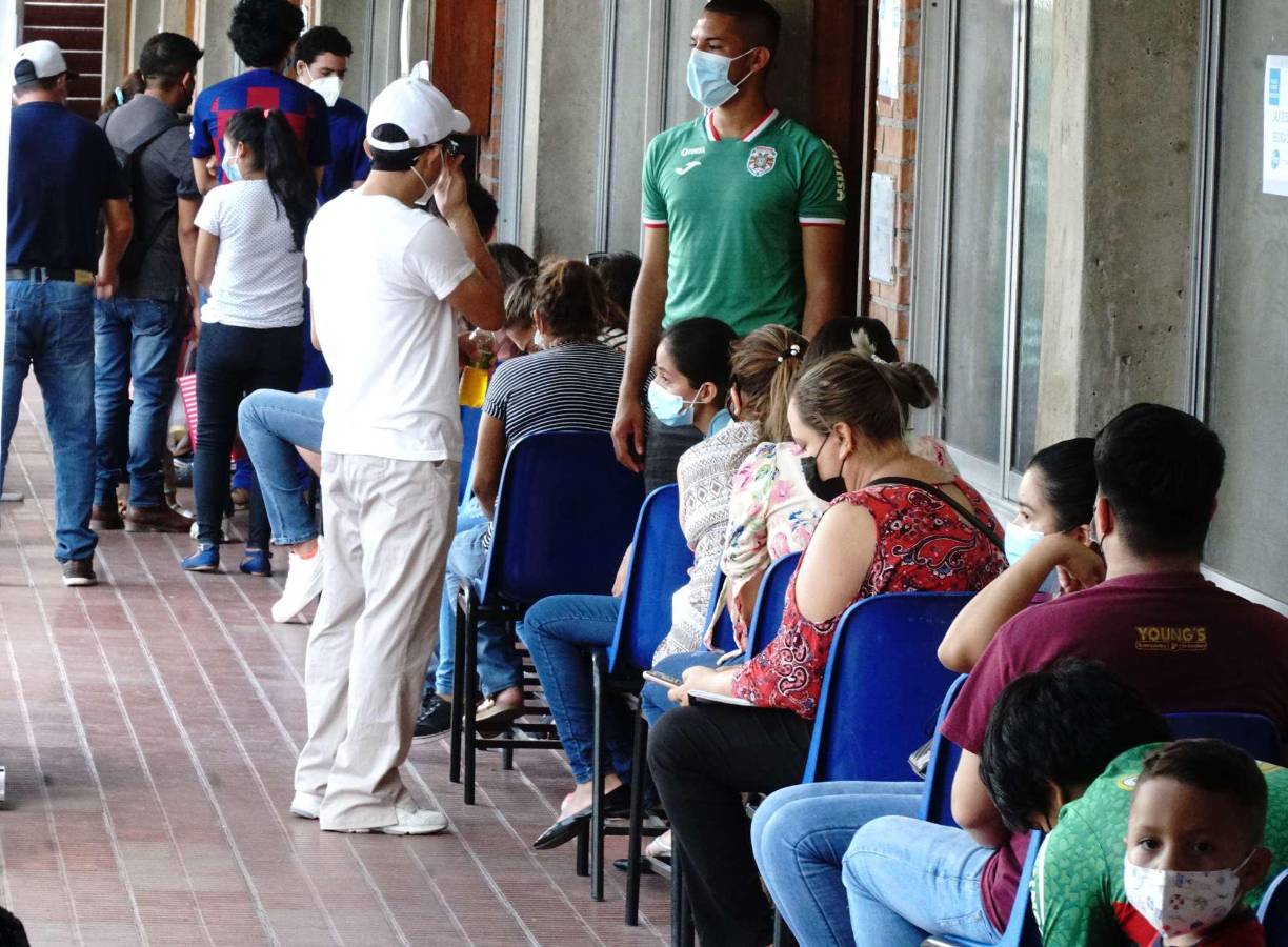 8. Personas que prestan servicios de atención al cliente en bancos, supermercados, restaurantes y hoteles.