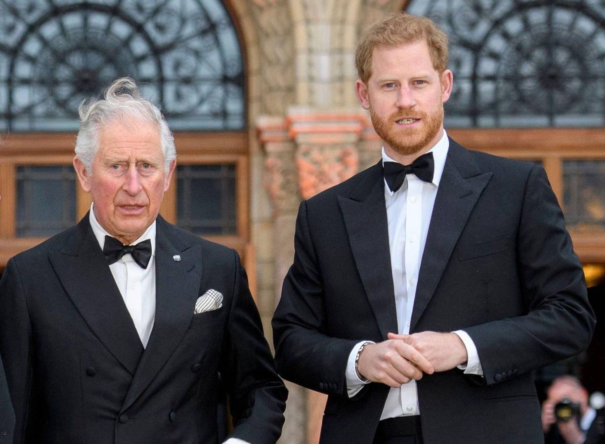 El príncipe Harry afirma que su padre, el rey Carlos III, se sentía celoso (antes de acceder al trono) ante la posibilidad de que sus nueras, Meghan y Kate, le robaran protagonismo, en el libro de memorias que se publicará el próximo martes.