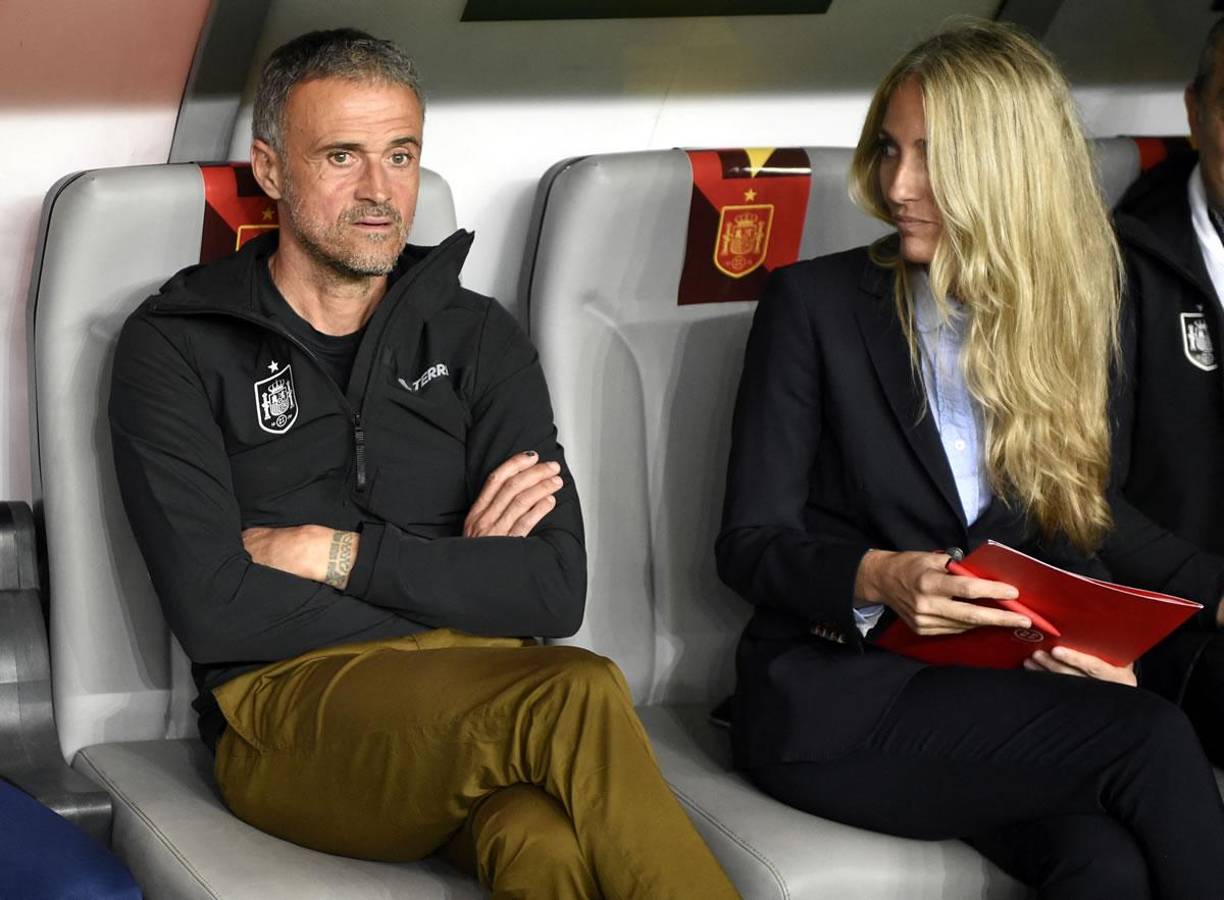 Luis Enrique acompañado por una guapa rubia en el banquillo. ¿Quién es? Se trata de Nuria Martínez Navas, la delegada de la selección española de fútbol y es habitual verla al lado del entrenador de la Roja durante los partidos