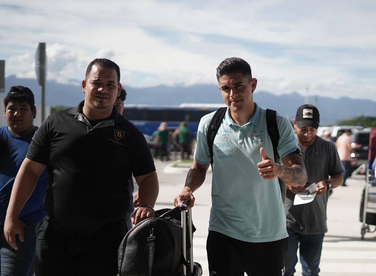 Luis Palma fue el centro de atención en la salida de la Selección de Honduras rumbo a Toluca.