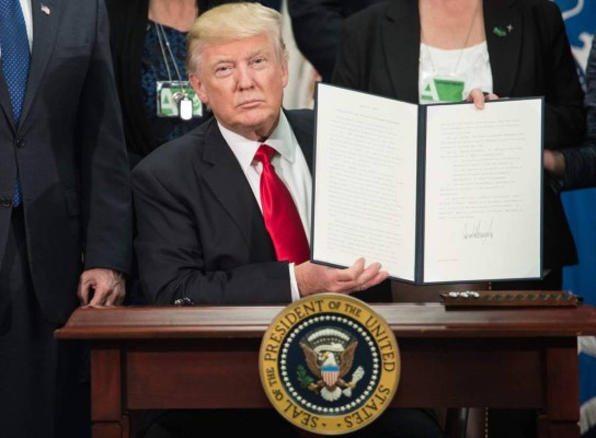 El presidente de Estados Unidos, Donald Trump, firmó el decreto para la construcción del polémico muro entre las fronteras de México y EUA.