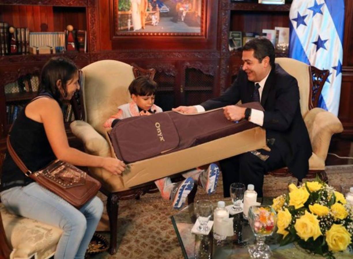 El mandatario le regaló una guitarra a Marlon para que siga cantando.
