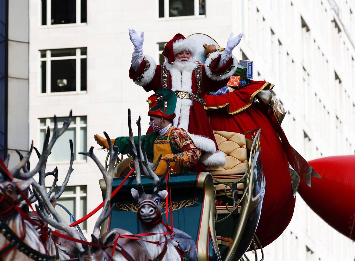 El desfile cerró con la aparición de Santa Claus en su trineo y su gigantesca bolsa de regalos que marca el inicio de la temporada navideña tras la cena de Acción de Gracias de este jueves.
