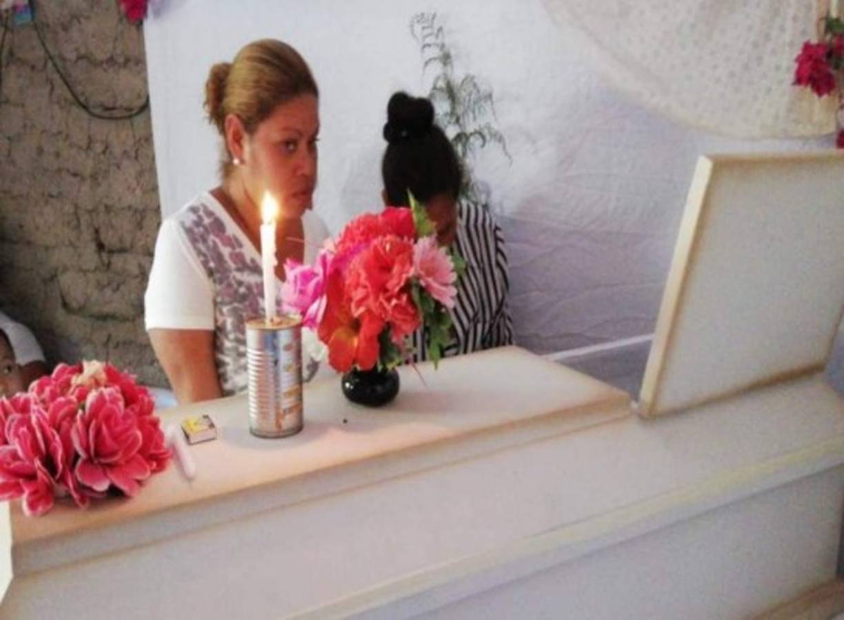 <br/>'La llevamos (a la clínica) y nos dijeron que echaba mucha espuma por la boca, la niña ya estaba muerta. Se me murió mi Natalia... me mató a mi Natalia. Ya he sufrido mucho, es demasiado las cosas que esta mujer hace', agregó Lucy Márquez.