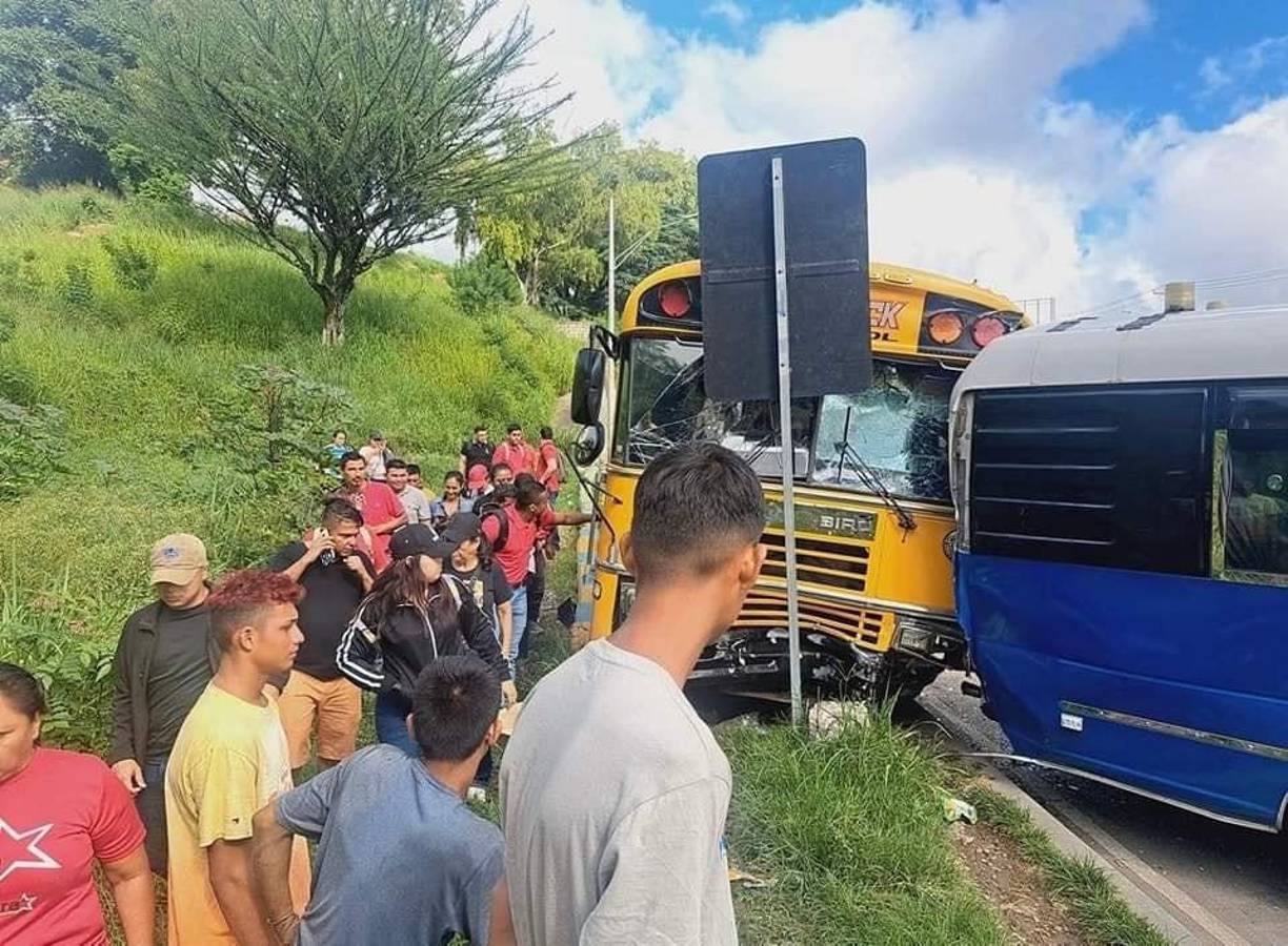 A las 7 de la mañana, un bus amarillo procedente de Yoro perdió los frenos a la entrada de la capital y chocó contra varios vehículos en el Bulevar Fuerzas Armadas, a la altura de El Carrizal, dejando, además, varios heridos graves.