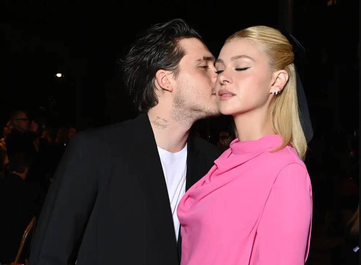 En unas de las primeras imágenes que han visto la luz del enlace de Brooklyn Beckham con Nicola Peltz, que se celebró este fin de semana en la casa que la familia de la novia tiene en Florida, se puede ver a los recién casados viajando en un Jaguar descapotable de color azul.