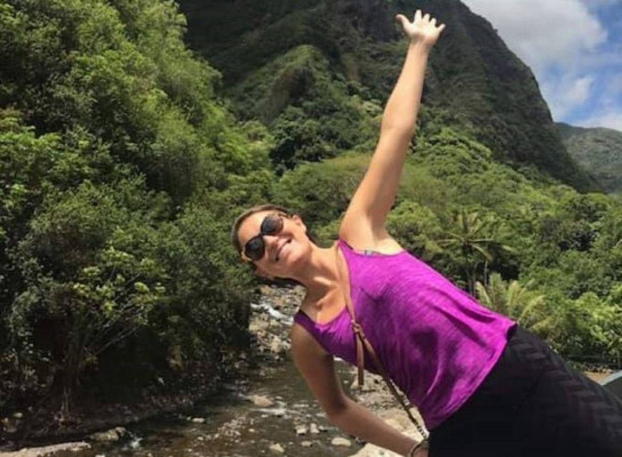 Eller se había extraviado en el tupido bosque de la reserva de Makawao. La joven relató que intentó volver al sendero por el que se internó a la jungla, sin embargo, cayó por un barranco de seis metros de altura y se fracturó una pierna.