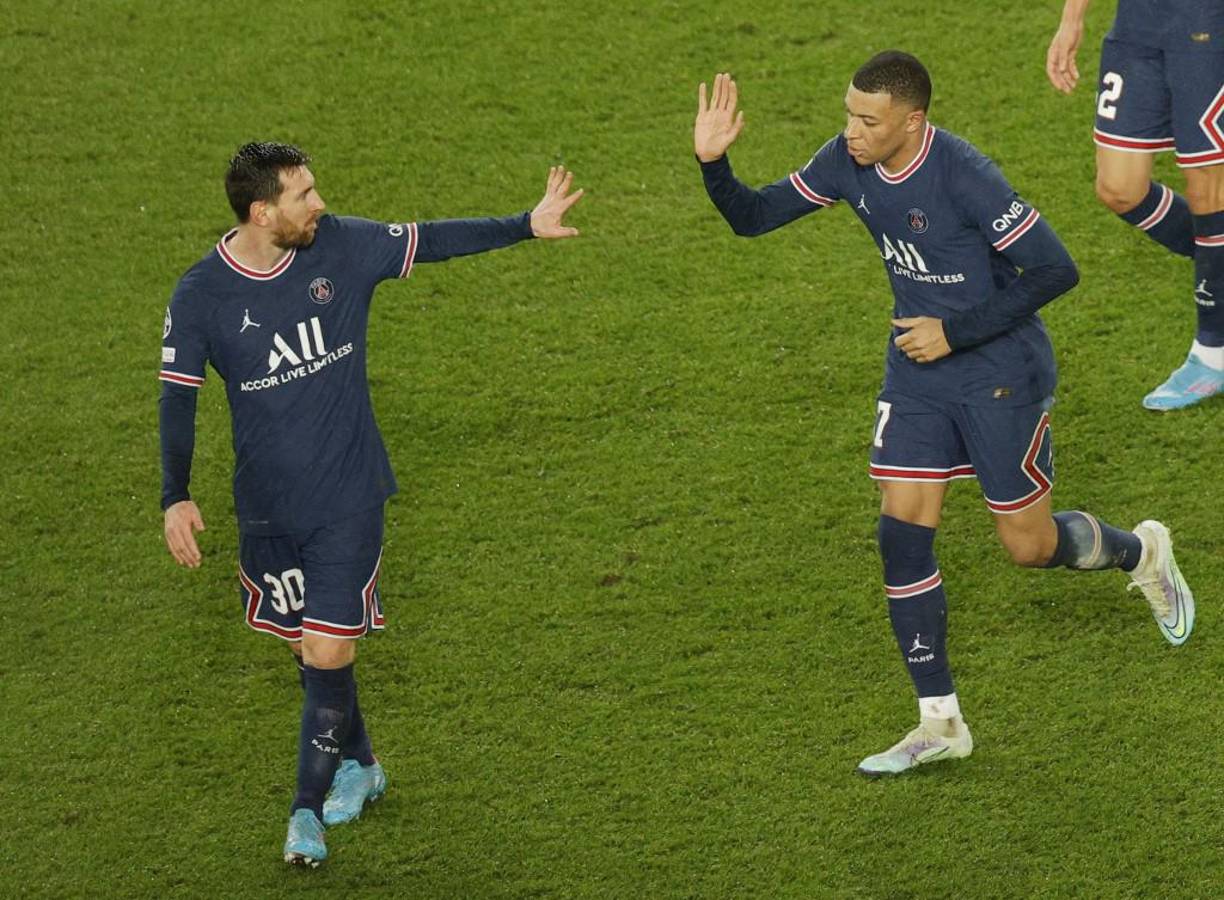 Momento en donde Mbappé y Lionel Messi se saludaban tras el gol del crack francés.