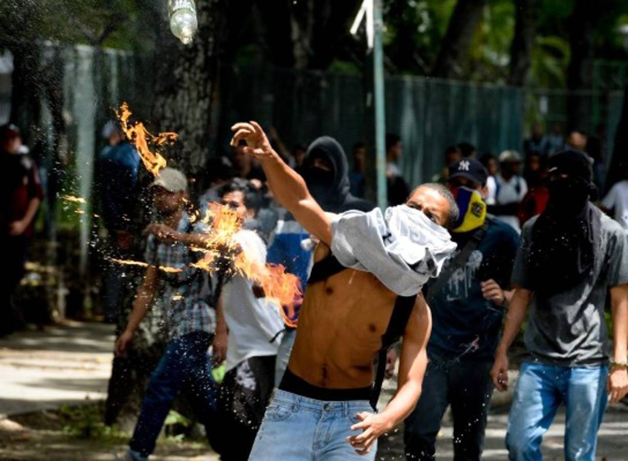 Universitarios salieron también a las calles a exigir referendo.