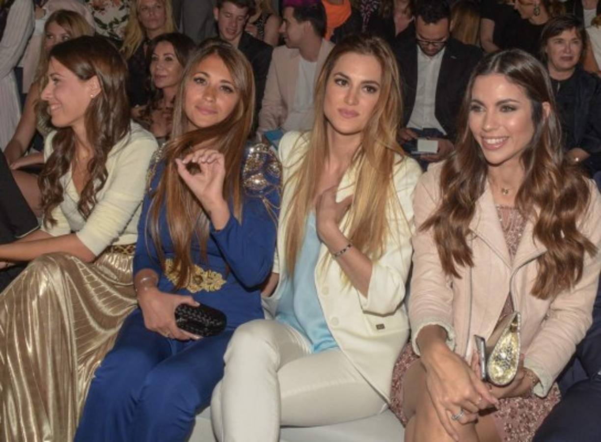 Elena Galera, mujer de Sergio Busquets, Antonella Roccuzzo, Romarey Ventura, novia de Jordi Alba, y Melissa Jiménez, novia de Marc Bartra, durante la presentación de la colección de Rosa Clará.