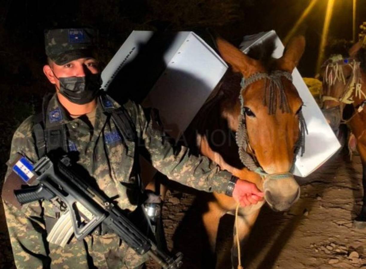 Cumpliendo con su deber ciudadano de resguardar el material electoral, efectivos del Primer Escuadrón de Defensa Aérea de Tegucigalpa llevaron las urnas, tinta y papeletas a la escuela Ruben Darío, aldea El Obrajito, Sabanagrande.