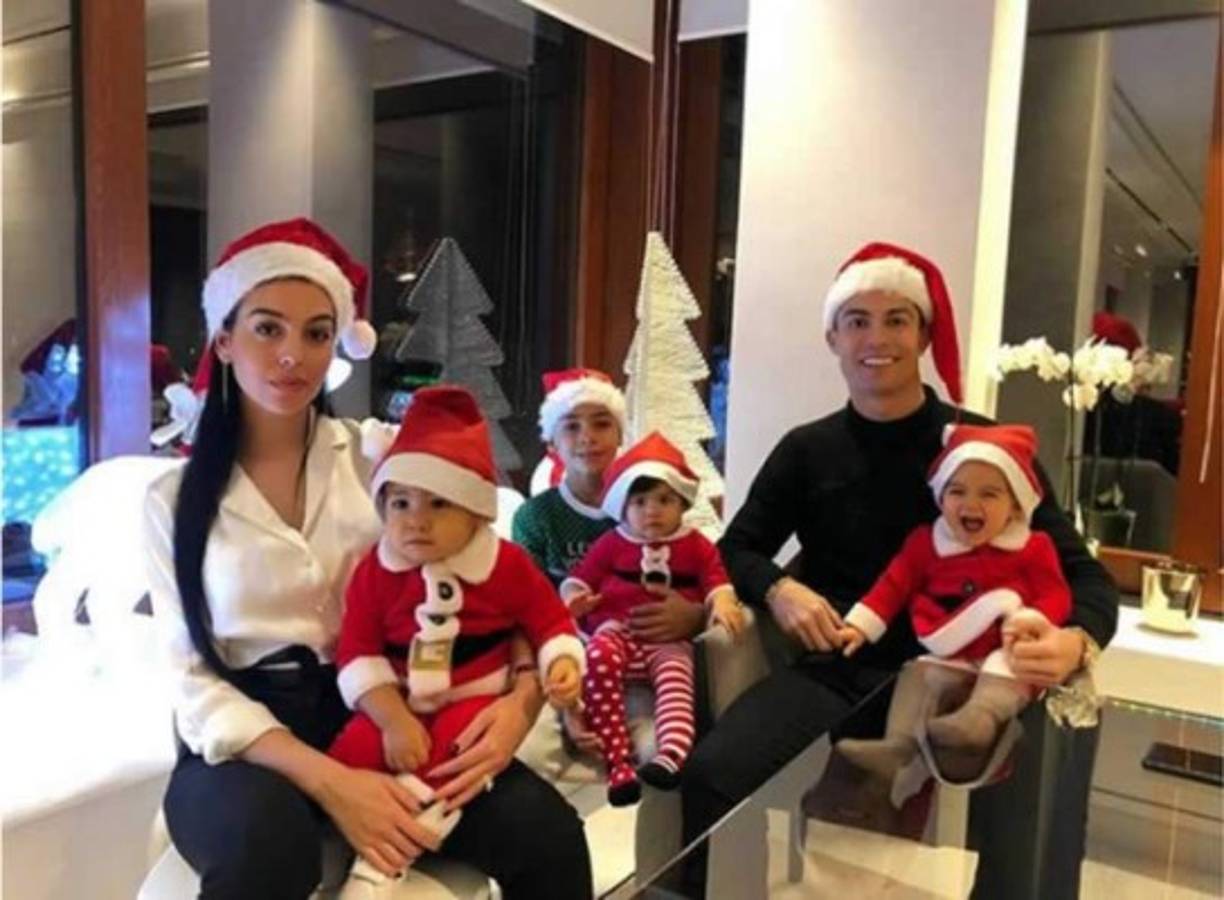 Cristiano Ronaldo junto a su novia Georgina Rodríguez y sus hijos deseando una Feliz Navidad.<br/>