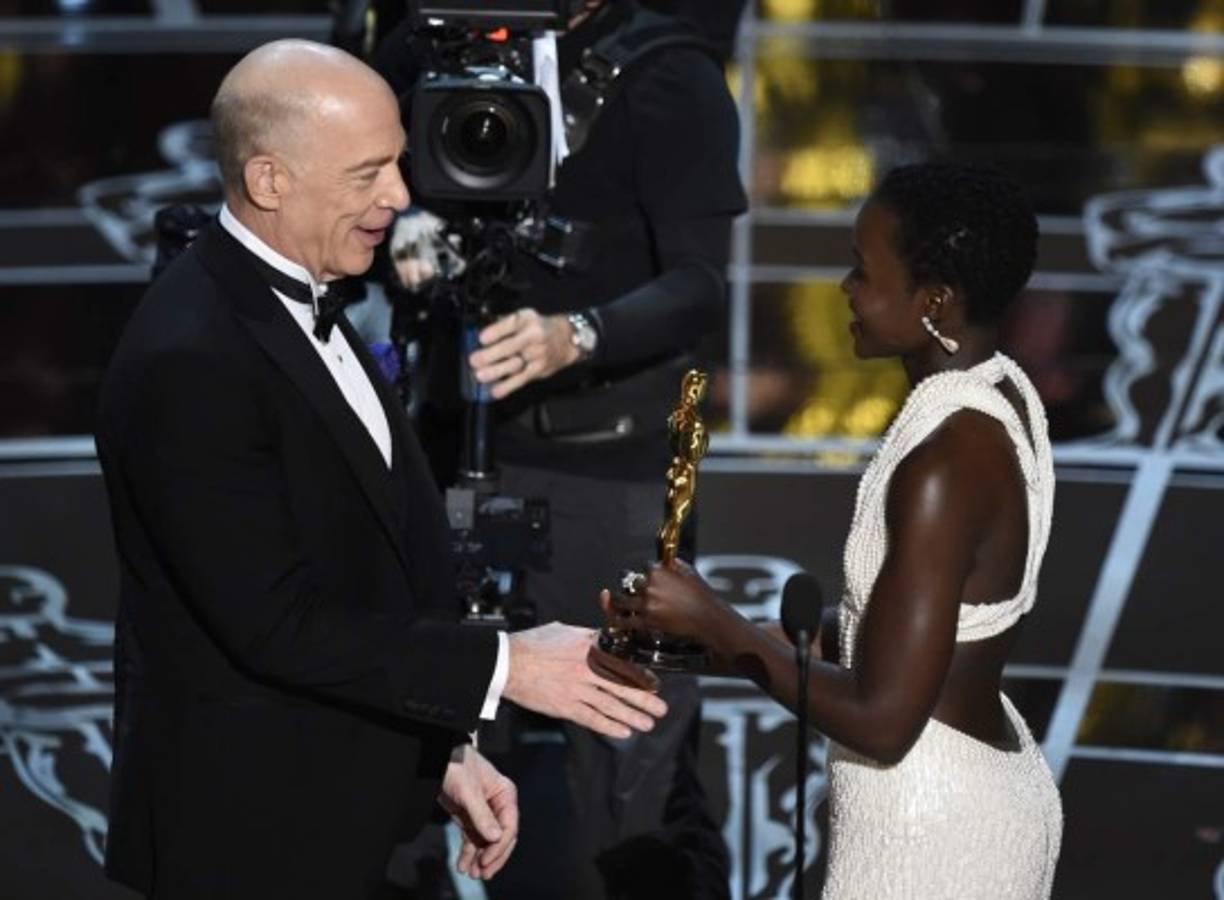 Lupita Nyongo entregando el premio a J.K. Simmons.