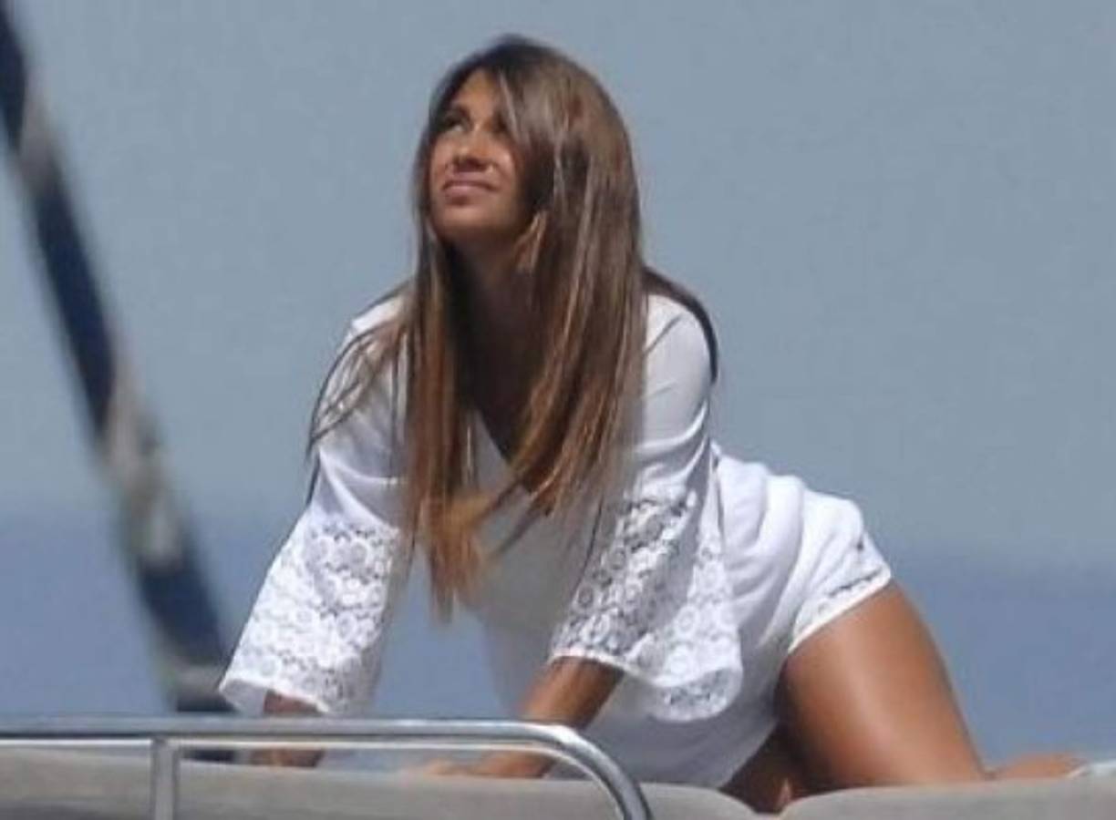 La esposa de Lionel Messi ha sido captado de diversas maneras en el yate en donde se transportan en Ibiza. FOTO GTRES.