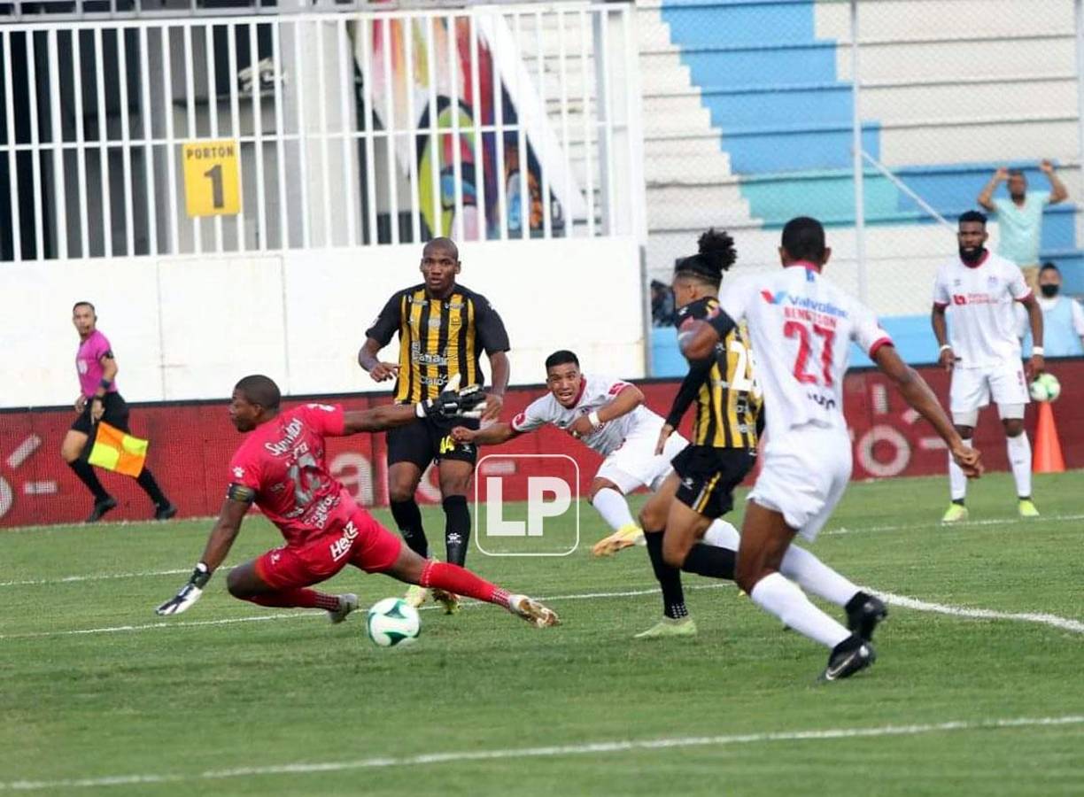 Luis ‘Buba‘ López no pudo bloquear el pase de Michaell Chirinos.