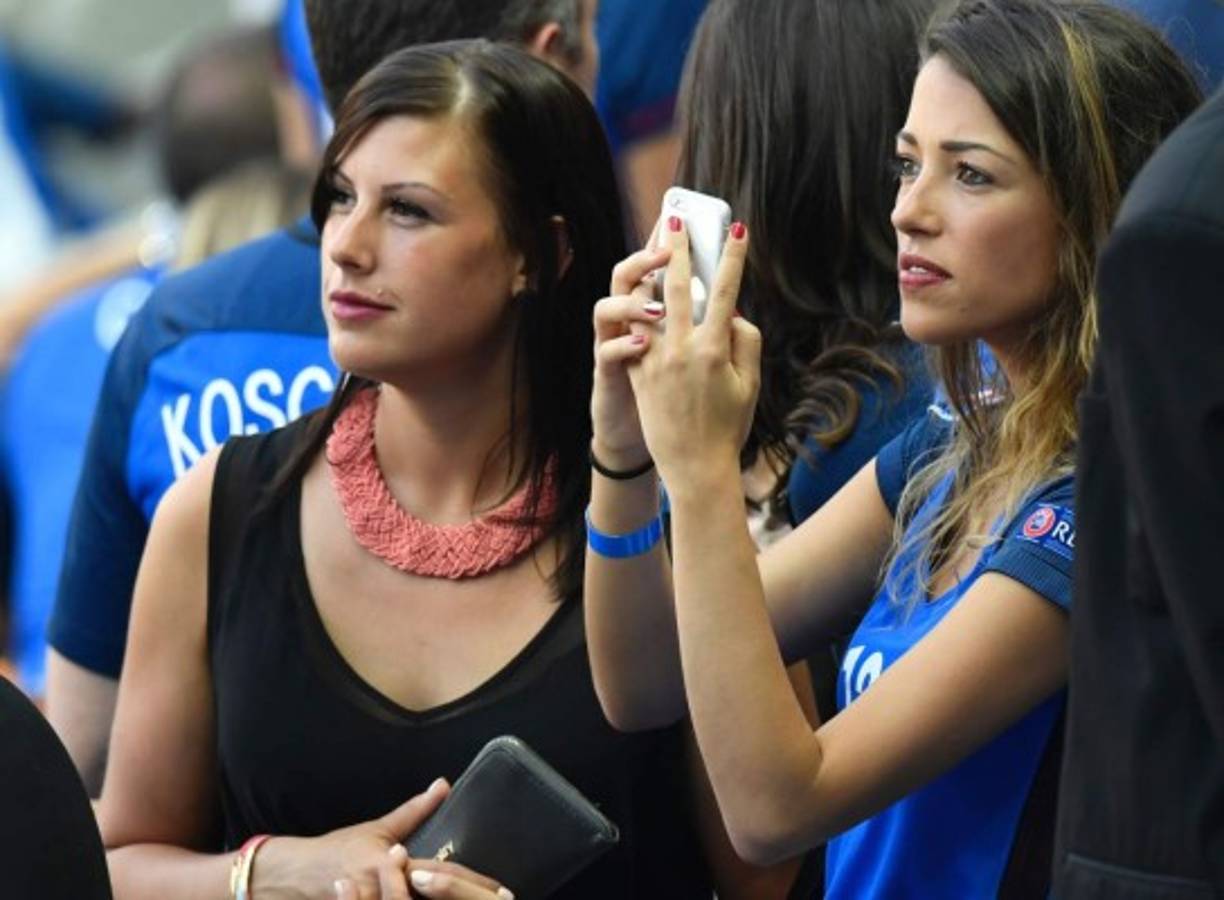 Las mujeres de Francia siempre robaron las miradas durante la Euro. AFP.