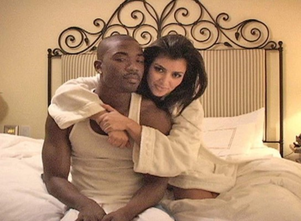 En el año 2003, cuando nadie sabía quién era Kim Kardashian, ella salía con un famoso cantante estadounidense llamado Ray J. En una noche de pasión como la que podría tener cualquier pareja, ellos decidieron grabar extensamente el evento, y de alguna manera el material terminó en manos de la misma empresa que distribuyó el video de Paris Hilton.